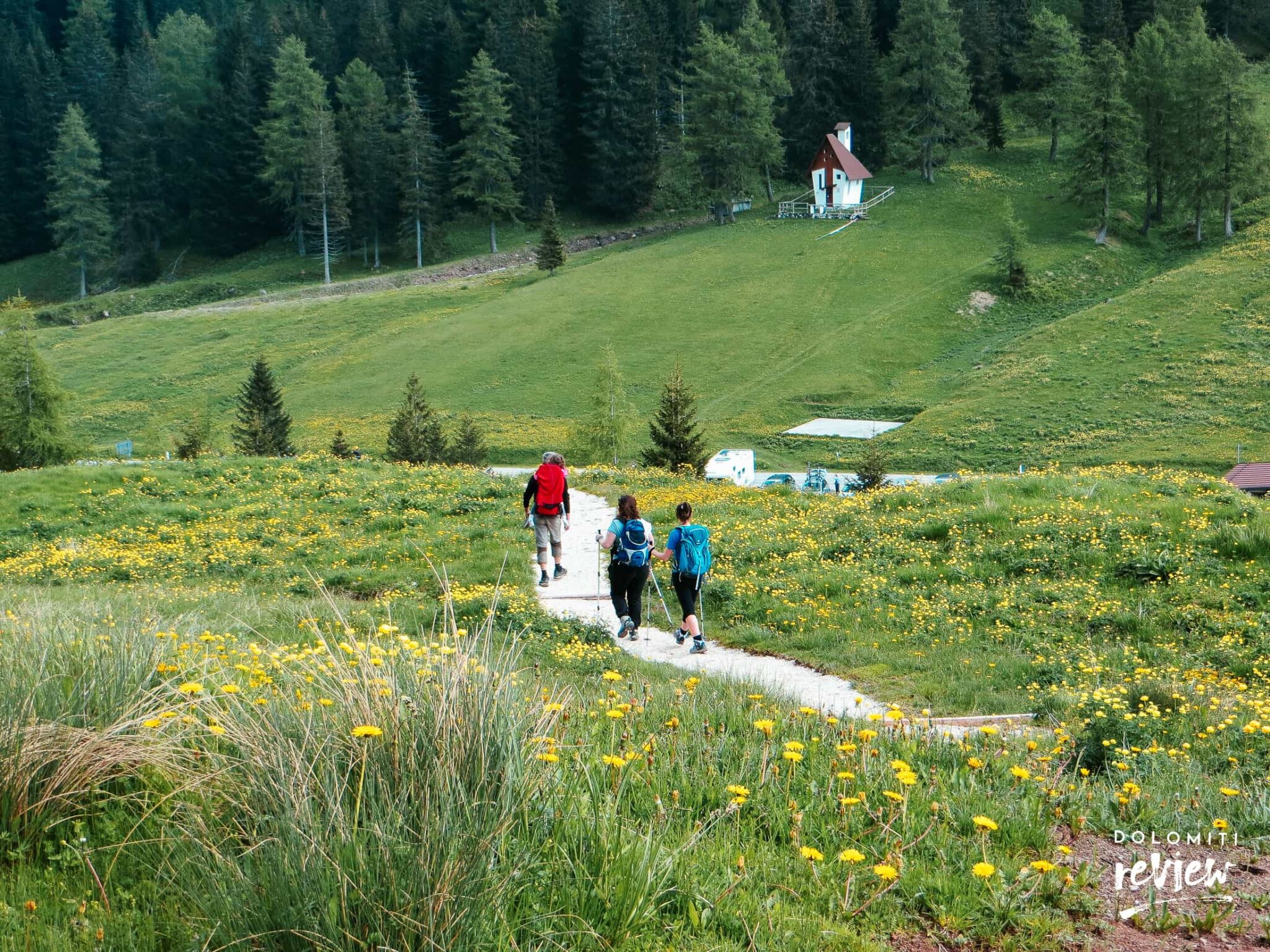 Carestiato: sentiero dal Passo Duran, con la chiesetta